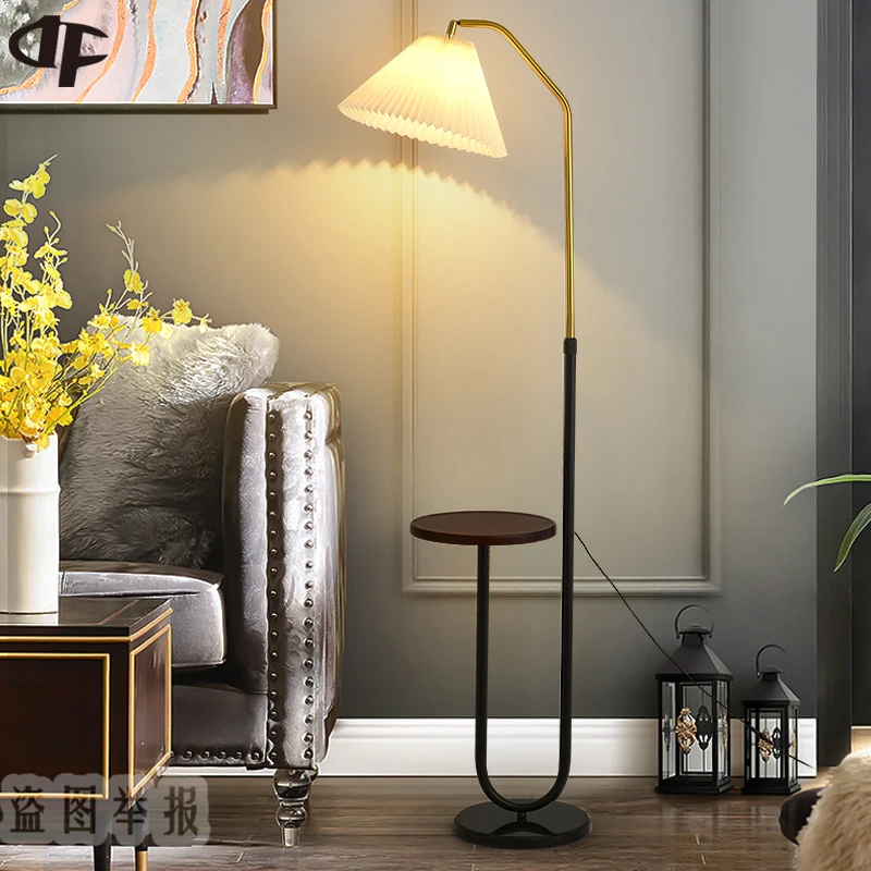 

Торшер с беспроводной зарядкой в скандинавском стиле, прикроватная лампа для спальни, кабинет, вертикальная настольная лампа, лампа для хра...