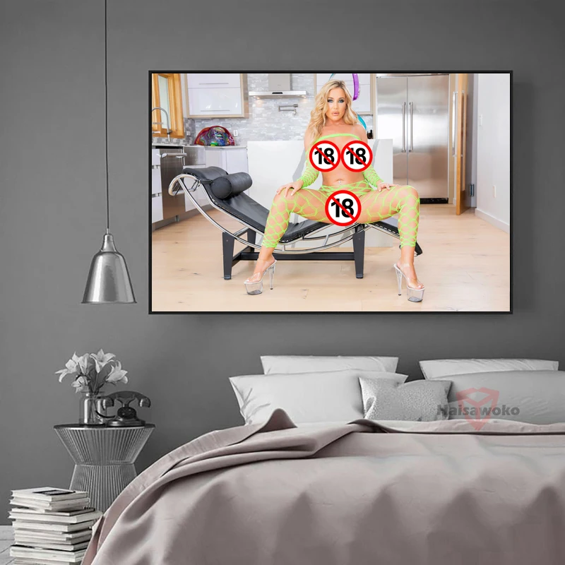 Привлекательная модель блонд сетчатые колготки картина с обнаженной девушкой