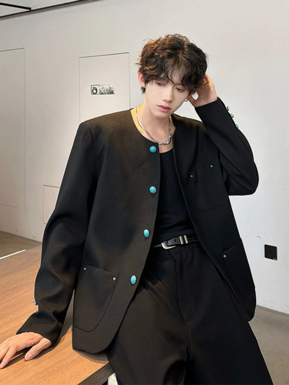 Черная изящная верхняя одежда без воротника с короткими подплечниками мужская