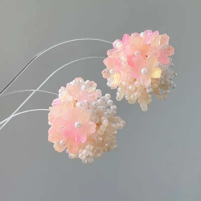 Серьги-гортензии из бисера кремового цвета с картиной маслом