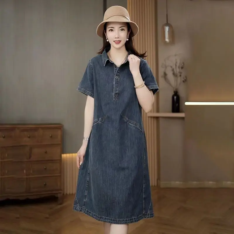 Женское свободное джинсовое платье до колен модель Лето 2024 года
