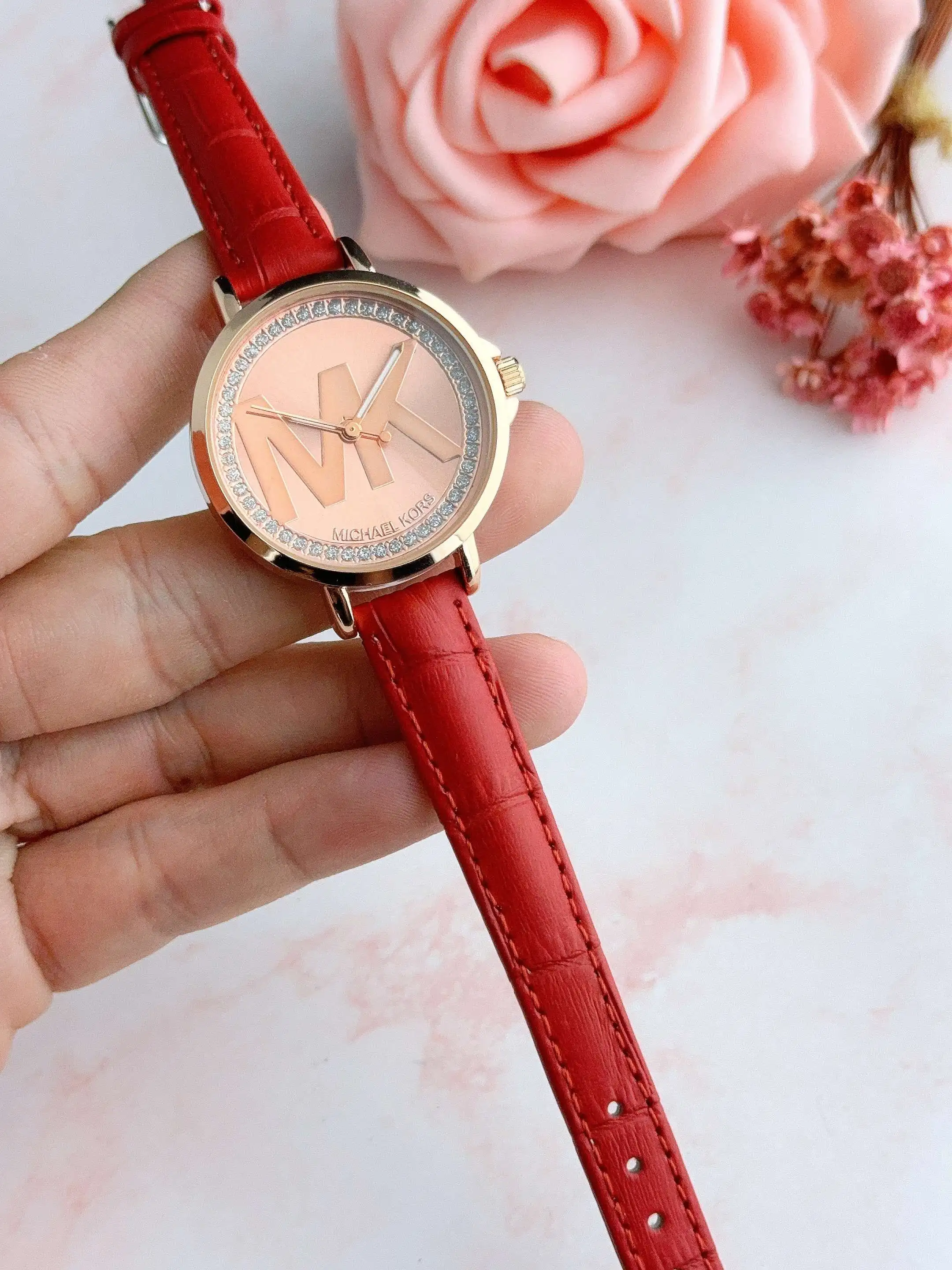 Фото Новые женские повседневные модные наручные часы Michael Kors в деловом стиле с кожаным ремешком, кварцевые часы с циферблатом из сплава, украшенным бриллиантами №4