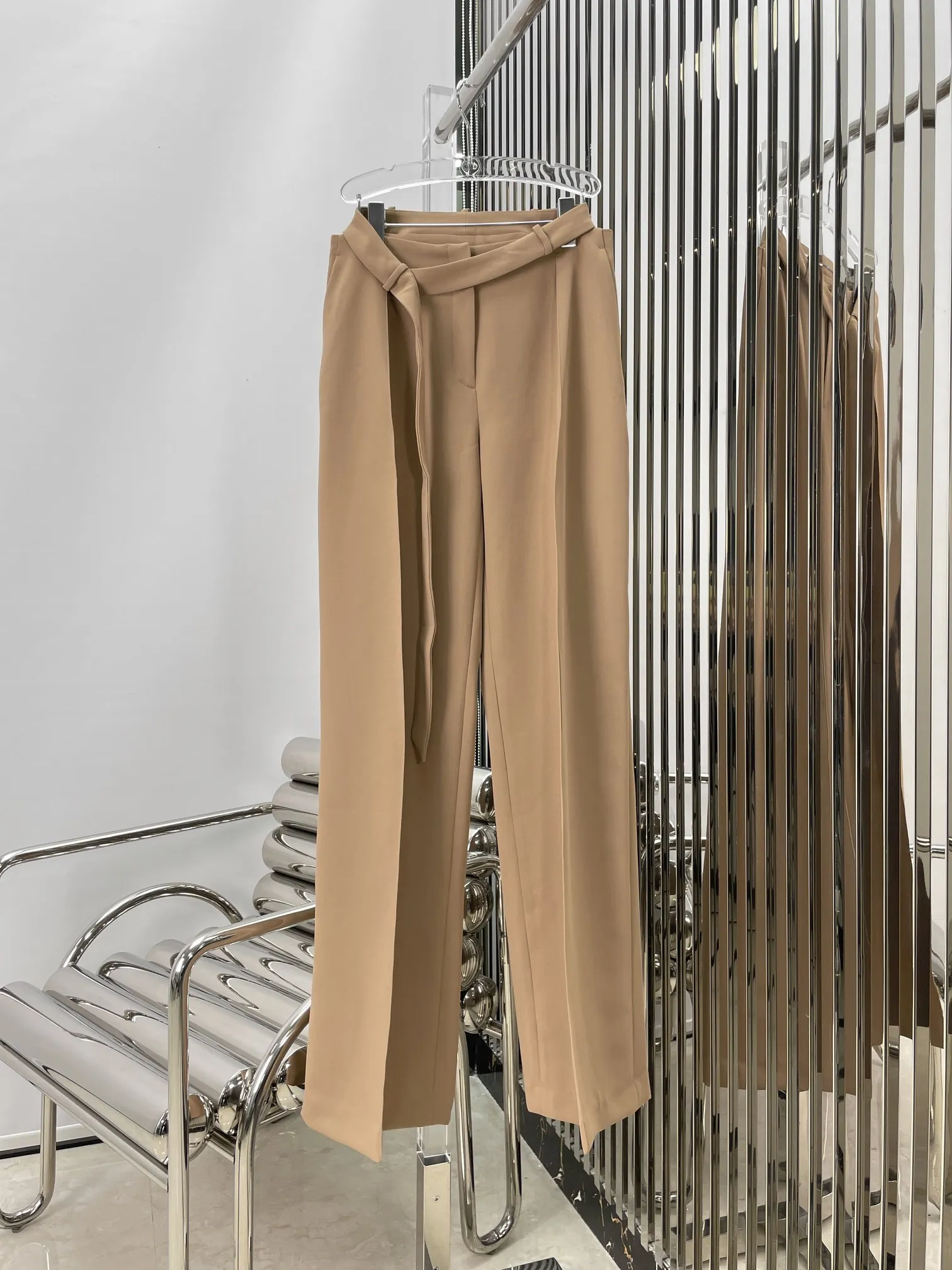 

New lace-up fishbone suit plus belt trousers, easy to have long legs wearing elongated leg shape