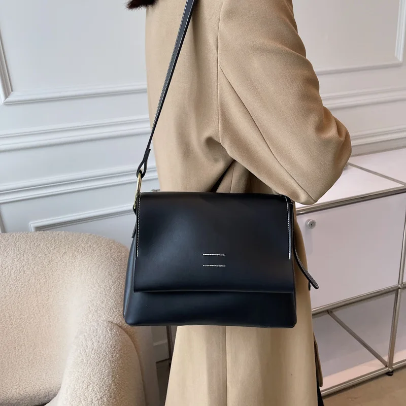 

Soft leather mailman women's bag Autumn and winter new large capacity casual shoulder bag Fashion retro texture messenger bag