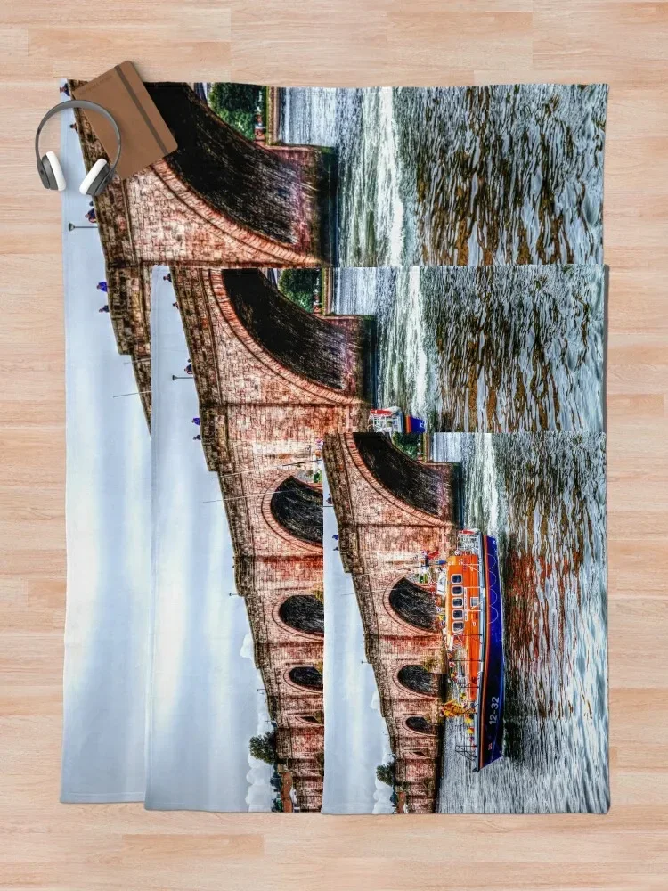 Berwick Upon Tweed RNLI Спасательная шлюпка и одеяло со старым мостиком стеганое одеяла для