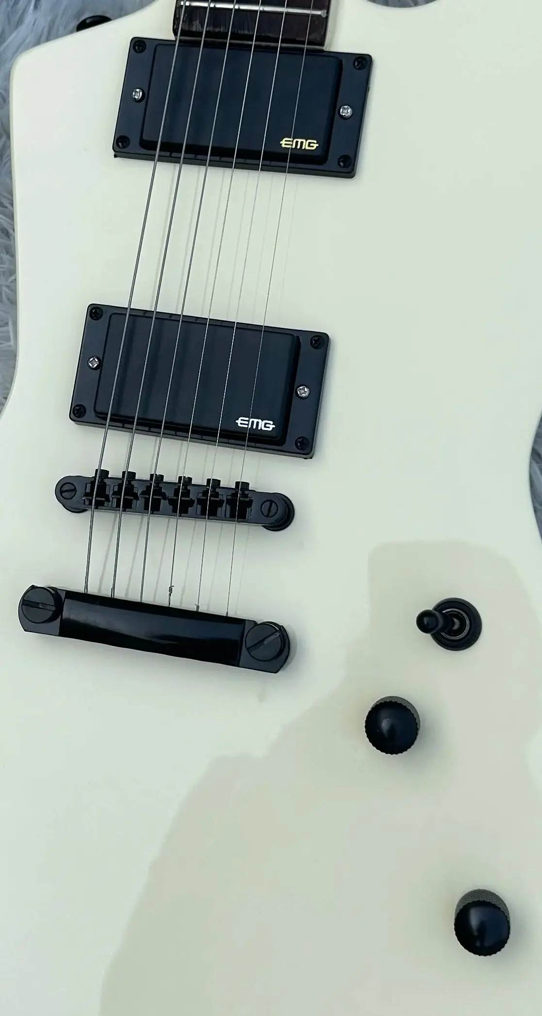 Необычная электрическая гитара кремово-белая искусственное звучание