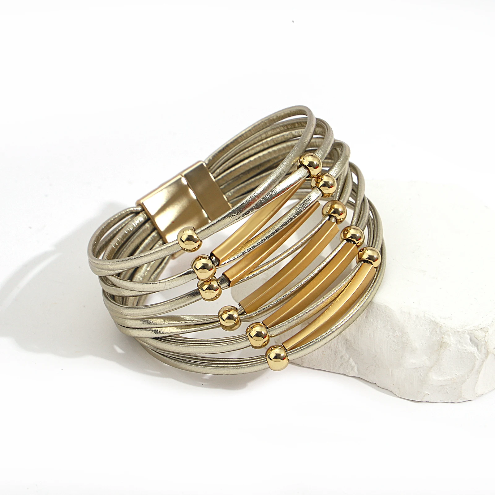 Браслет женский винтажный с бусинами на магнитной застежке |