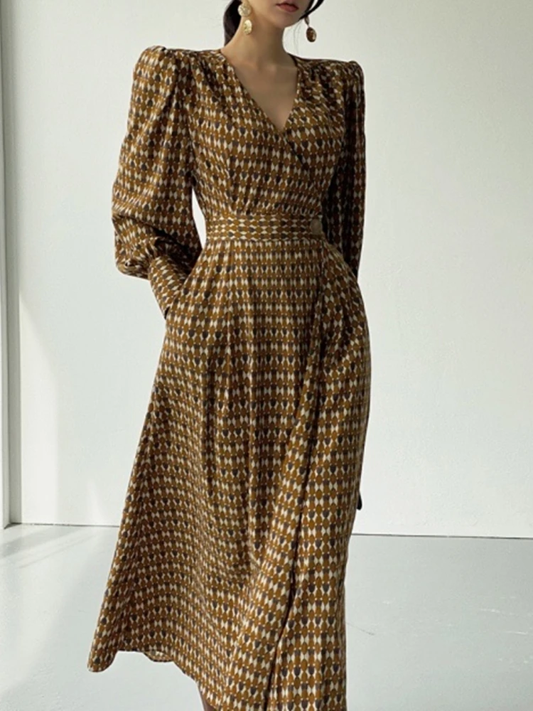 

Платье-миди женское демисезонное ТРАПЕЦИЕВИДНОЕ с цветочным принтом и длинным рукавом