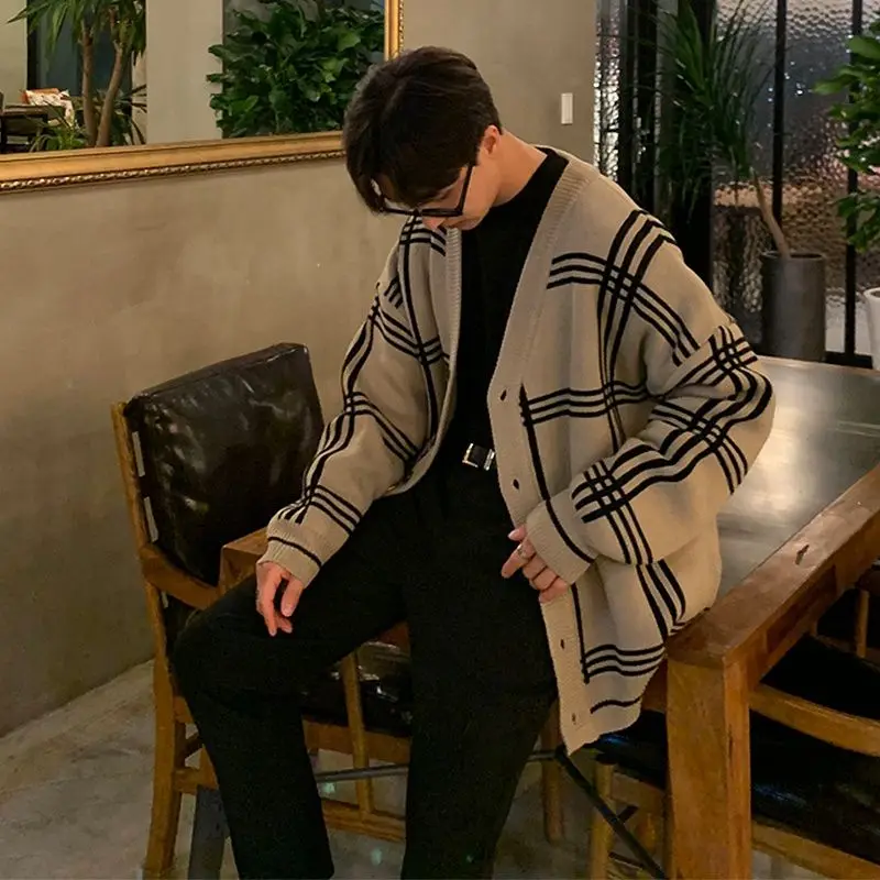 

2023 New V-neck Knitted Cardigan Men's Korean Style Trendy Loose Lazy Style Minimalist Plaid Sweater Casual Premium Jacket Top