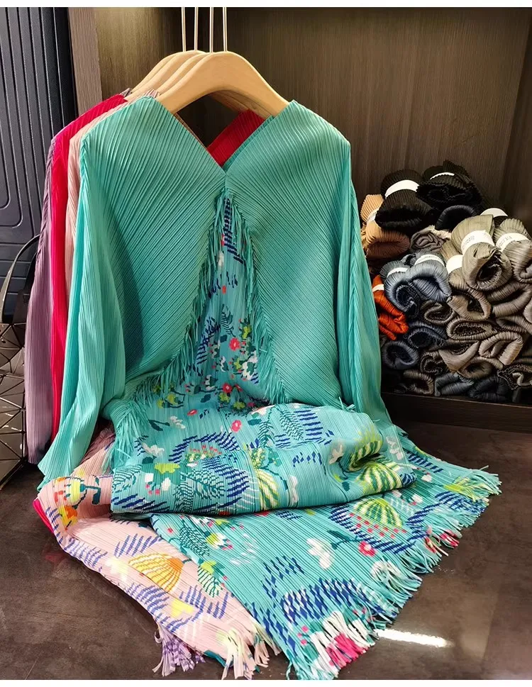 Плиссированное длинное платье миаке с V-образным вырезом и рукавами летучая мышь