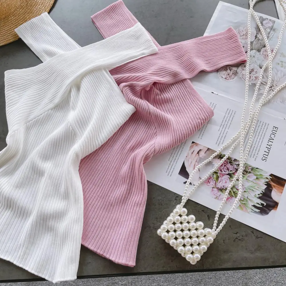 

Женский трикотажный кроп-топ на бретельках