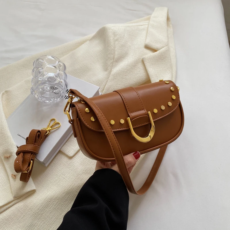 

Новая дизайнерская сумка через плечо с заклепками для женщин, Весенняя трендовая кожаная маленькая сумка через плечо, женские сумочки под подмышку 2023