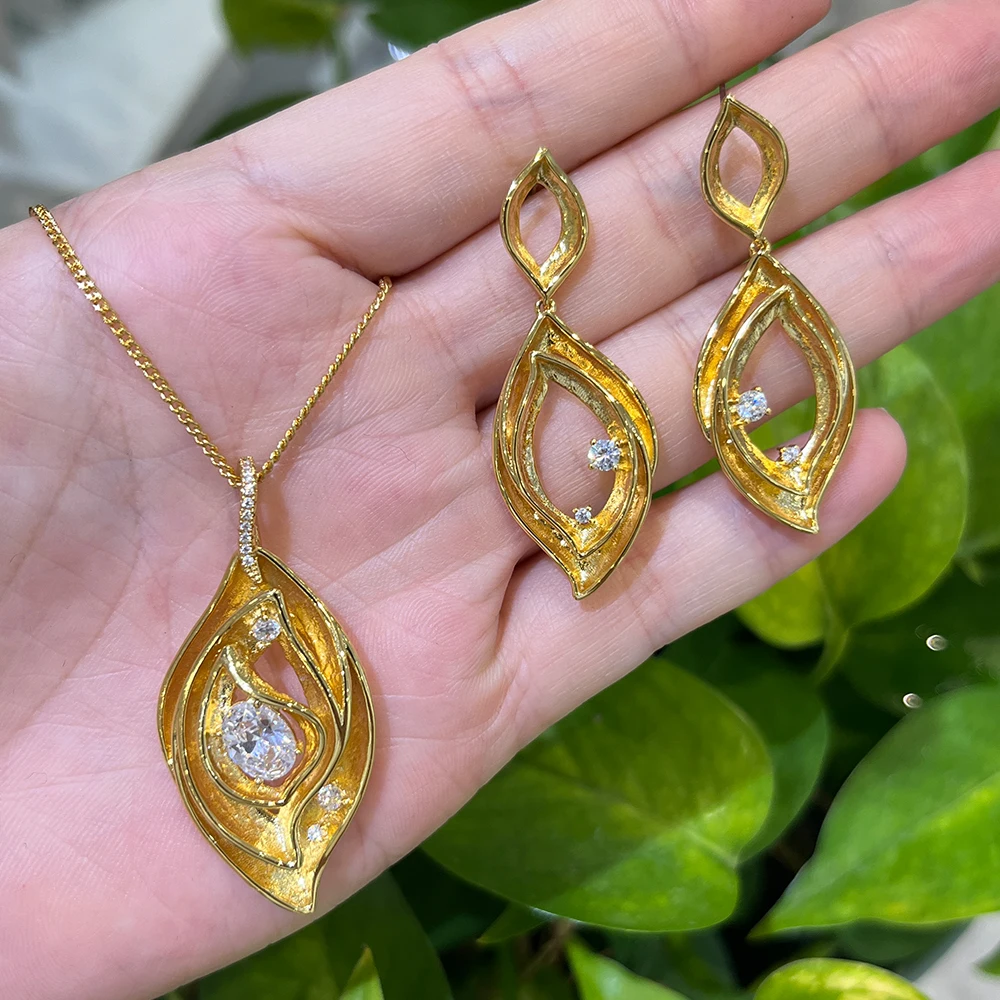 Комплект из колье и серёг с листьями подвесками