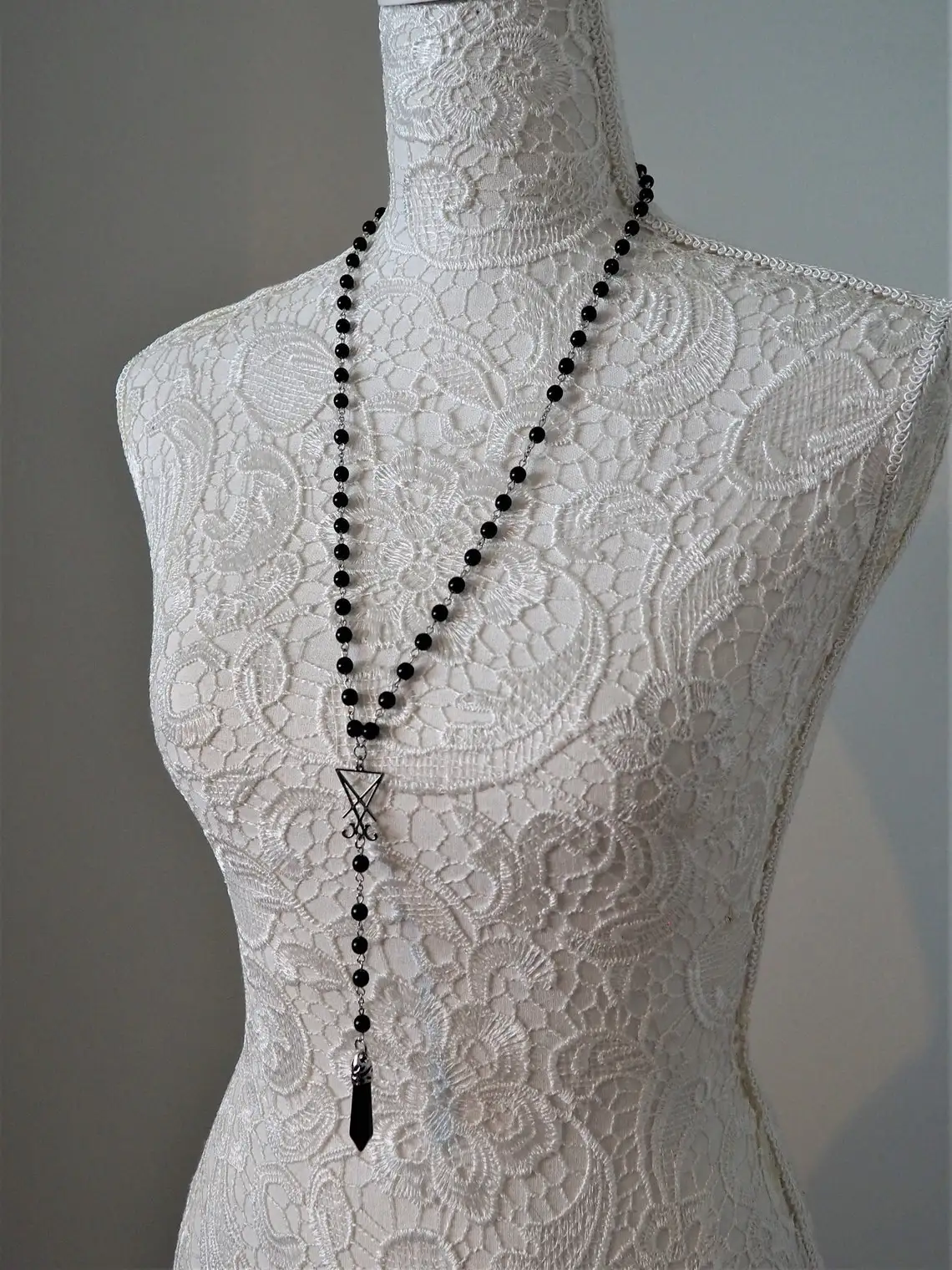 Четки с подвеской из драгоценного камня Lucifer Sigil несколько вариантов |