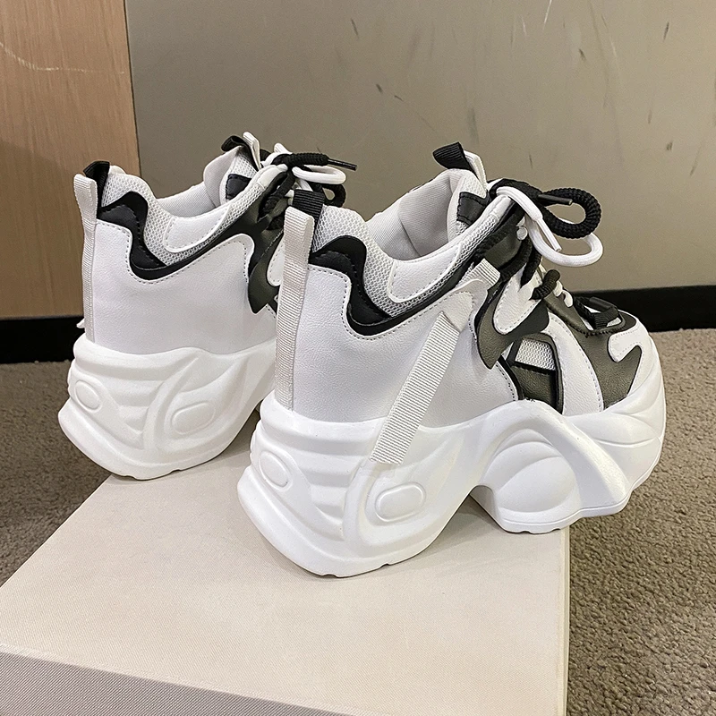 Женские кроссовки на массивной подошве универсальные удобные из дышащей