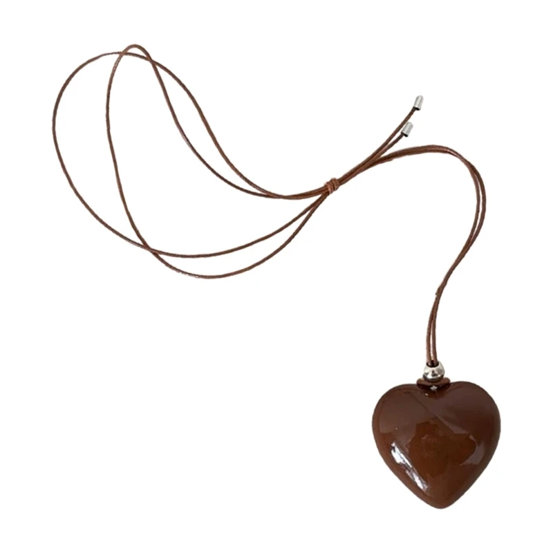 Стильное ожерелье с кристаллами в форме сердца. Шикарное большим кулоном виде