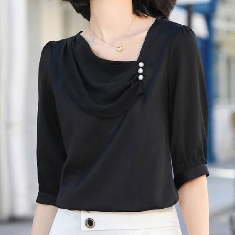 Красная шифоновая рубашка с оборками и вырезом лодочкой украшенная бусинами