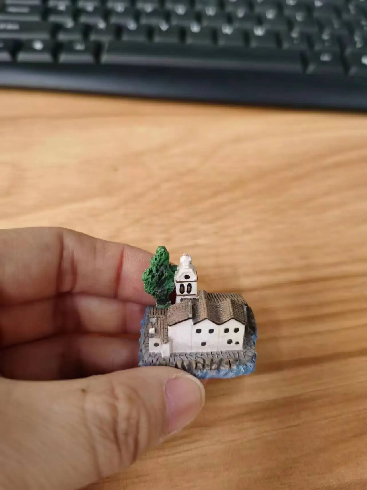 

Mini resin figure mental psychological sand table game box court therapy building mini house