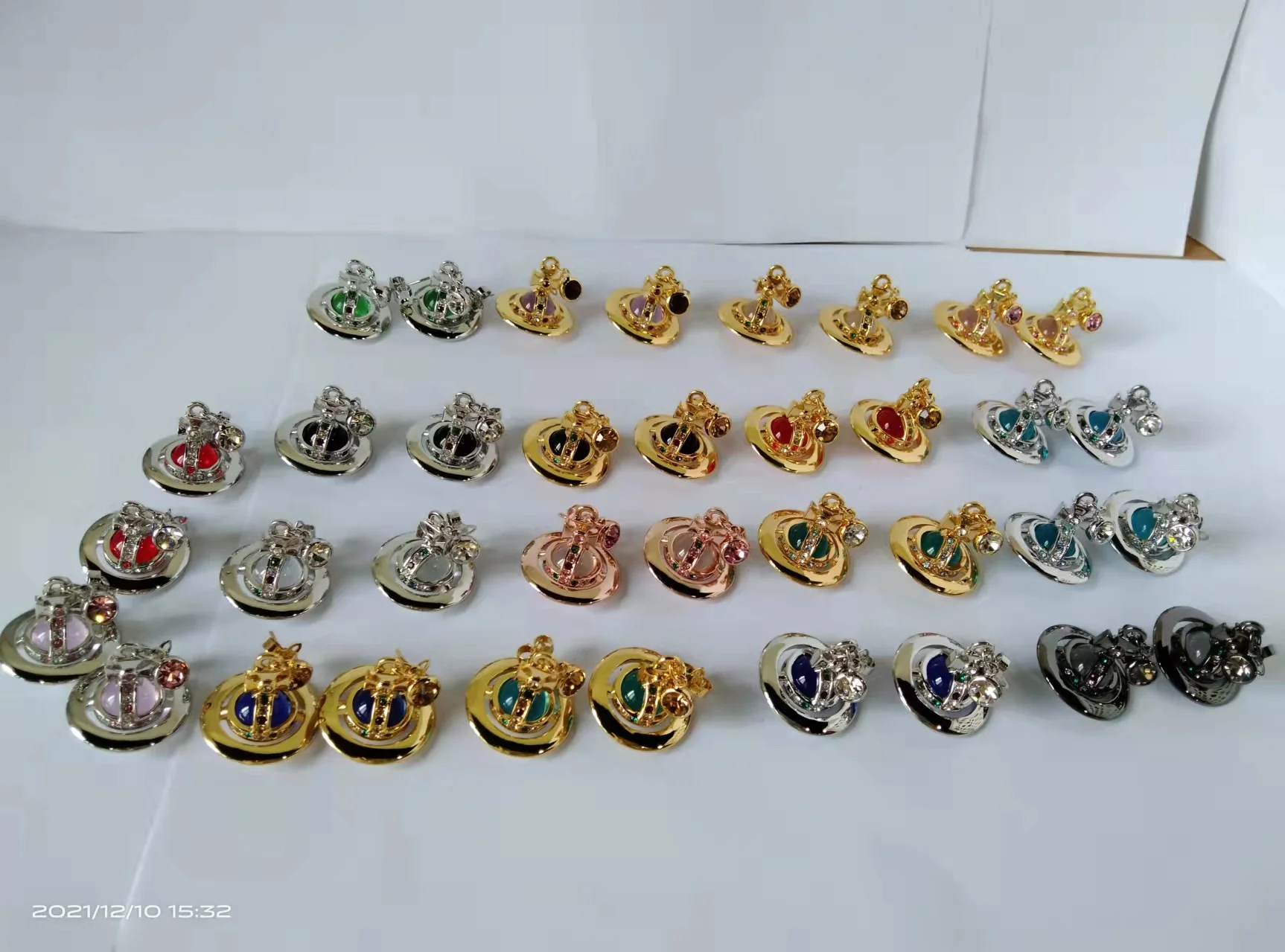 

Cерьги 2021 Роскошные ювелирные изделия дизайнеры панк Стерео 10 мм версия букв стеклянный медведь серьги Полная работа очаровательные женски...