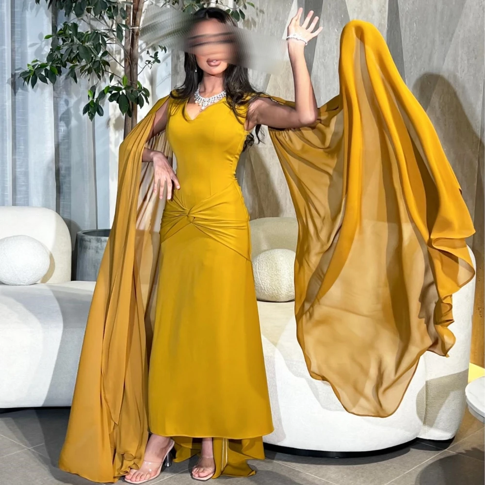 Элегантные изысканные вечерние платья-футляры с высоким воротником по