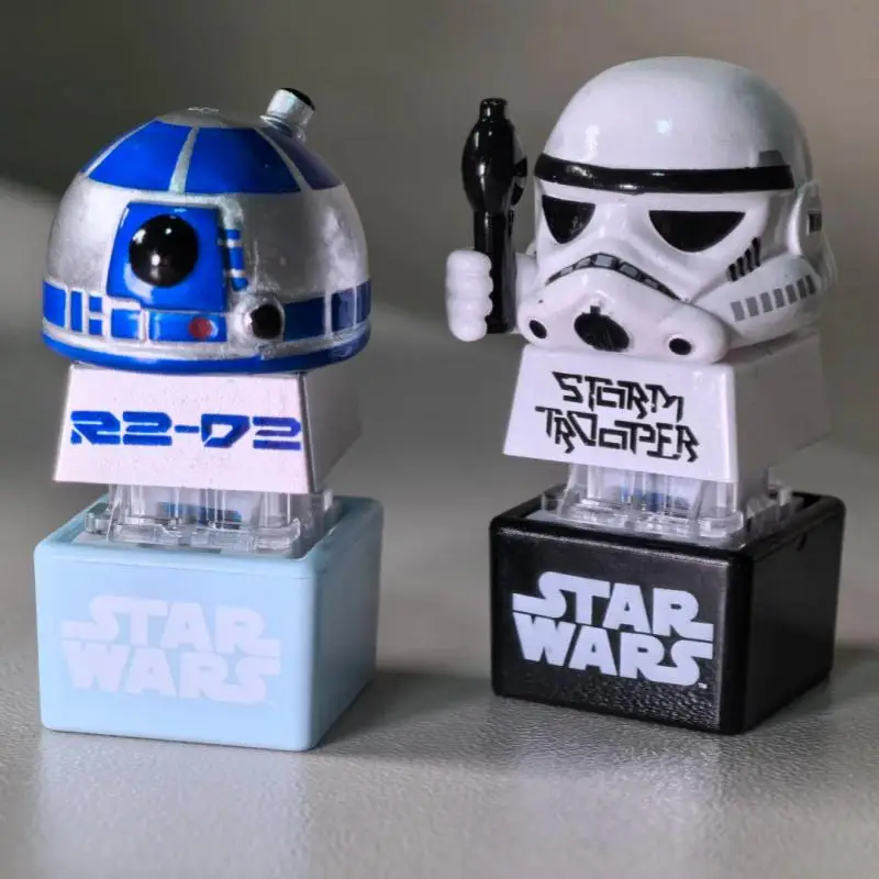 Фото В наличии: Оригинальные кейкапы-сюрпризы (Blind Box) с фигурками Боба, Дарта, Стирмтрупи, Люка, R2-D2, C-3PO, аниме-персонажи. Коллекционные фигурки для рабочего стола. Подарки-сюрпризы, игрушки. №1