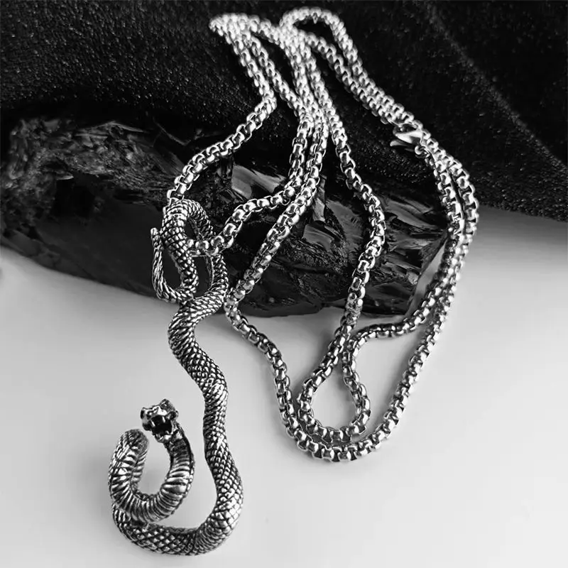 

Vintage Gothic Sidewinder Metal Pendant Necklace Suitable for Men's and Women's Necklaces Unique Accessories Gift