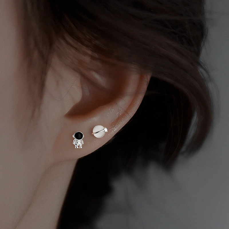 

2023 Fashion Niche Design Personality Star Astronaut Earrings for Women Exquisite Small Fashion Asymmetry Silver Needle Earrings
