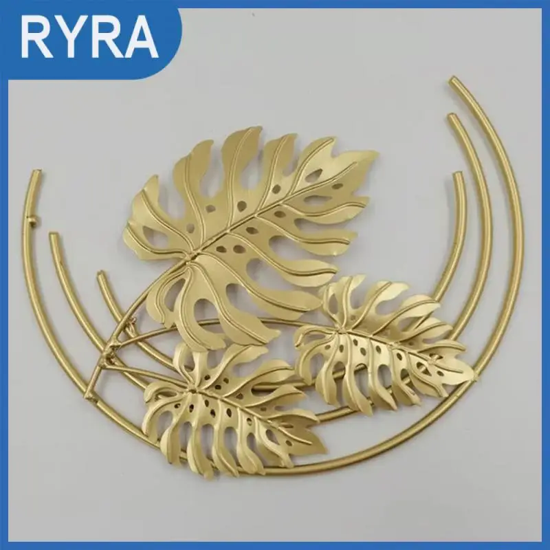 

Golden Leaf Shape Wall Hanging Nordic Style Wrought Iron Leaf Decoration Ornaments Metal Round Wall Decor Figurines Decor Craft
