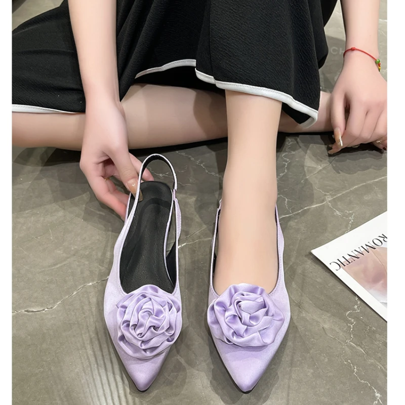

Новинка 2023, Осенняя обувь на каблуке с цветочным принтом для женщин, блестящие фиолетовые туфли-лодочки с острым носком и ремешком на пятке, свадебная обувь