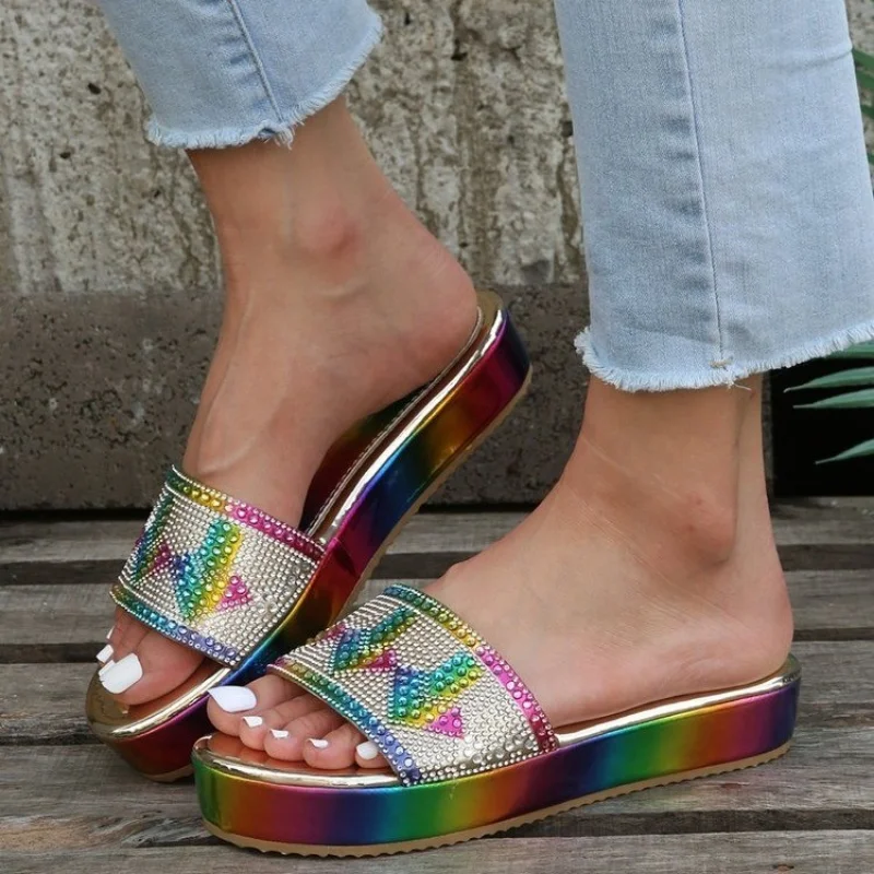 

Шлепанцы женские на толстой платформе, сандалии со стразами, пляжные тапочки, удобная Уличная обувь, радужные Тапочки