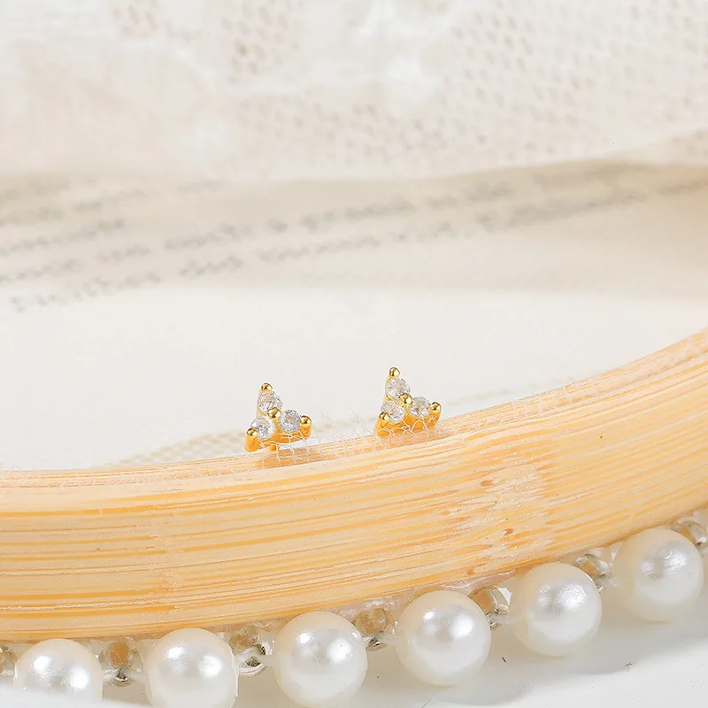 Женские серьги-гвоздики в виде клевера