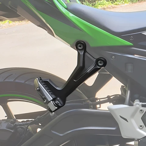 Подножки заднего пассажира, кронштейны для подножек для мотоцикла Kawasaki Z650 Ninja 650 2017-2024