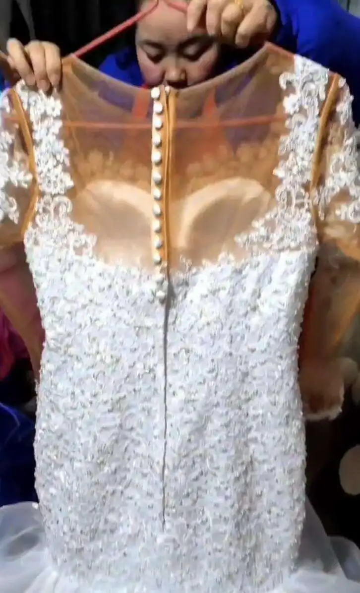 Модное свадебное платье с круглым вырезом и кружевной аппликацией по