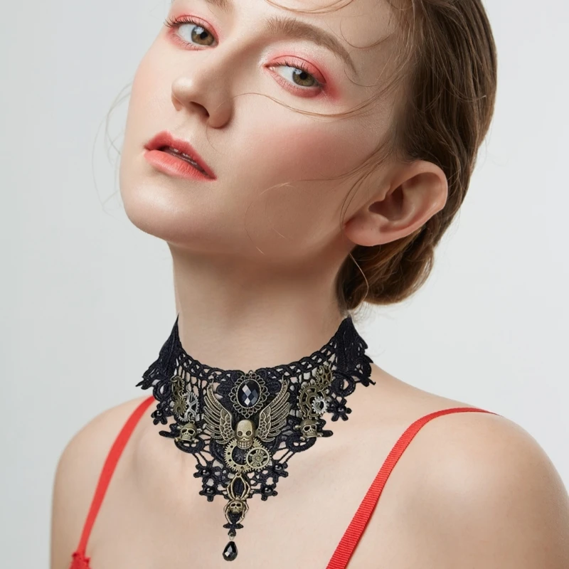 Рисунок 5 - Женский воротник в готическом стиле