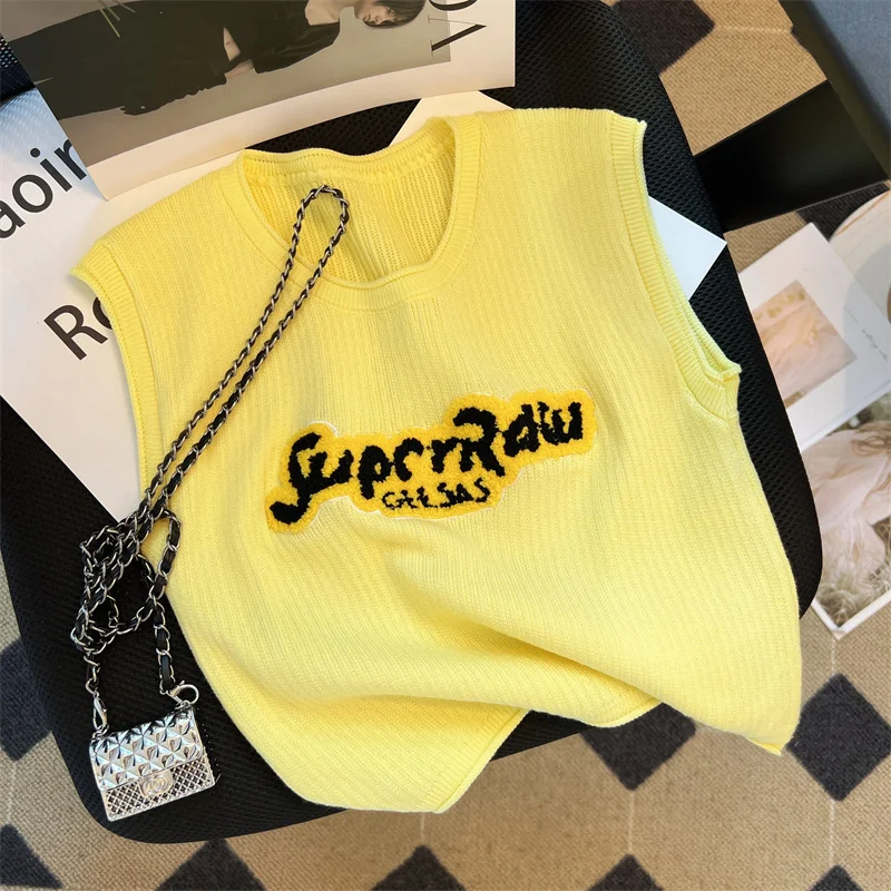 

Женская летняя блузка без рукавов с круглым вырезом и надписью