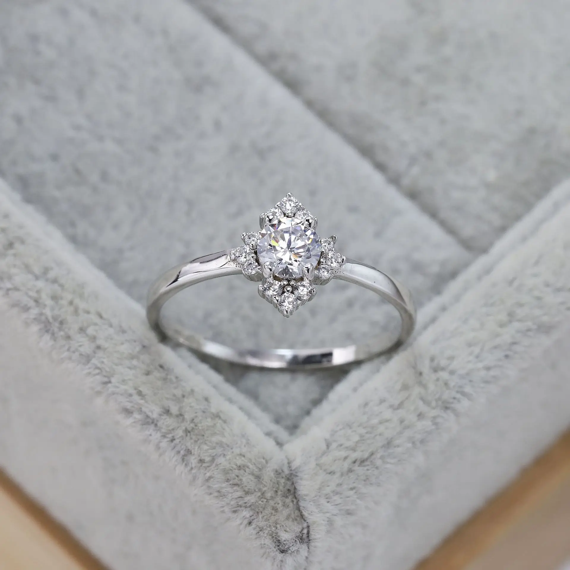 

Женское кольцо из чистого серебра S925 пробы, круглое циркониевое кольцо Haohua с бриллиантами в европейском и американском стиле, простой дизай...