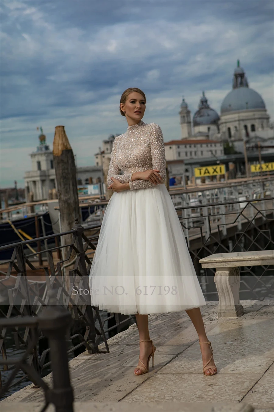 Короткое свадебное платье с сияющими пайетками высоким вырезом и длинными