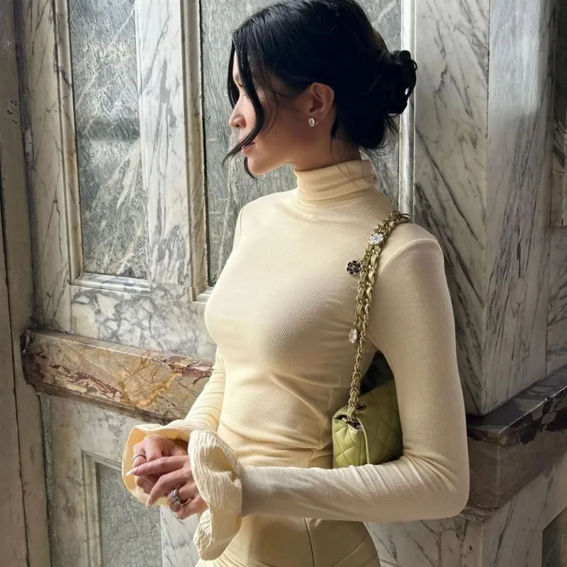 Женский трикотажный пуловер с высоким воротником и длинным рукавом