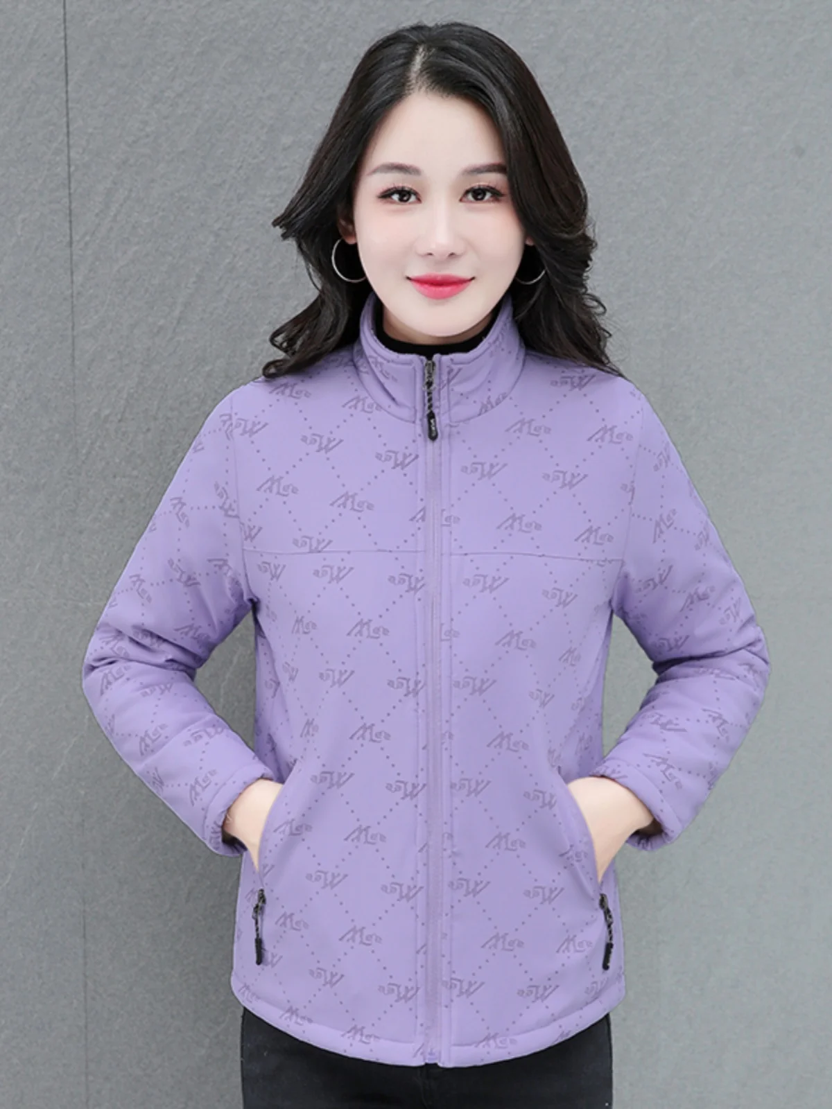 Утепленная верхняя одежда с воротником-стойкой на флисовой подкладке женская