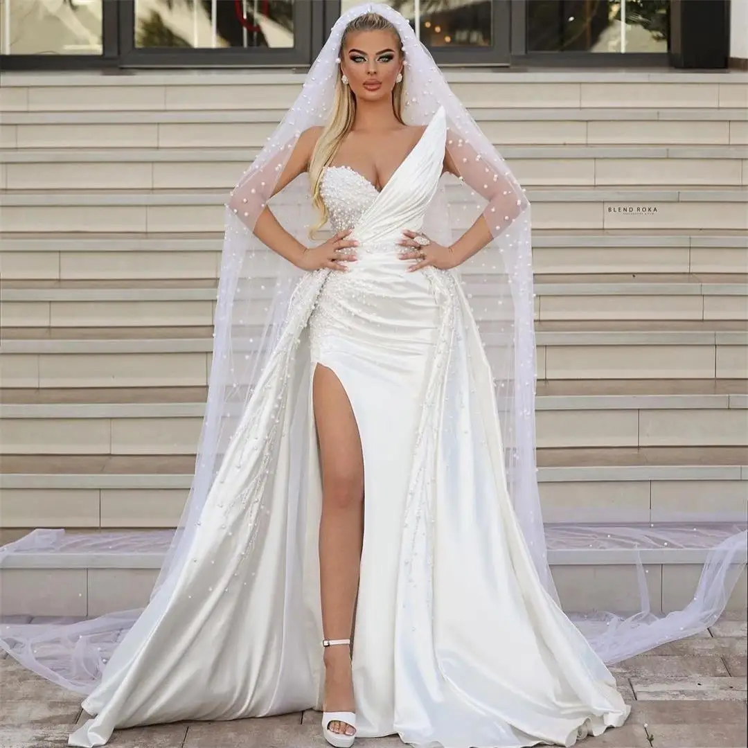 

Платье свадебное атласное со съемным шлейфом и жемчугом