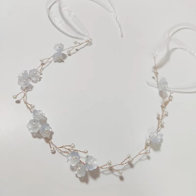 Очаровательный женский головной убор невесты с зелеными цветами расшитый