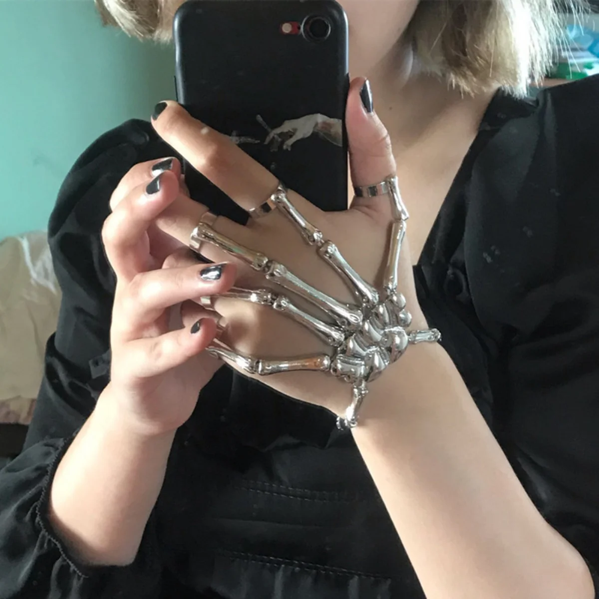 

Halloween Skeleton Bracelet Exaggerated Punk Ghost Claw Hand Metal Bracelet Luxury Women's Jewelry Never Fade Original exquisite