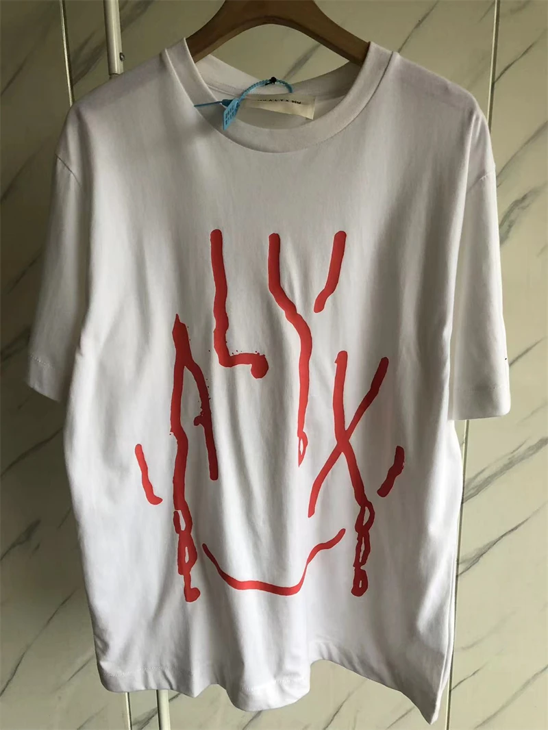 

Top Version 1017 ALYX 9SM Tee Men Women Red Printed Logo Alyx Tee Tops Short Sleeve Berserk