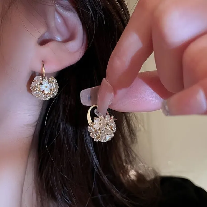 

2023 Trend New Exquisite White Rhinestone Flower Ball Earrings for Women Temperament Sweet and Romantic Gold Color Earrings