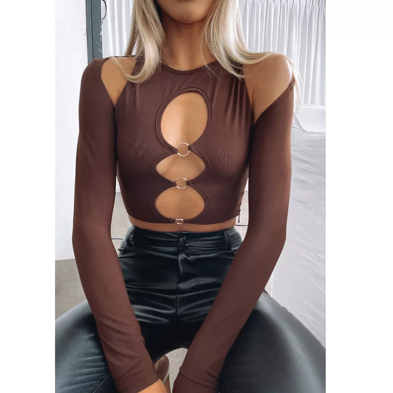 

Women Cutout Crop Tops Solid Color T-shirt Sexy Long Sleeve Round Neck Hollow Out Tees with Rings Streetwear Pullovers
