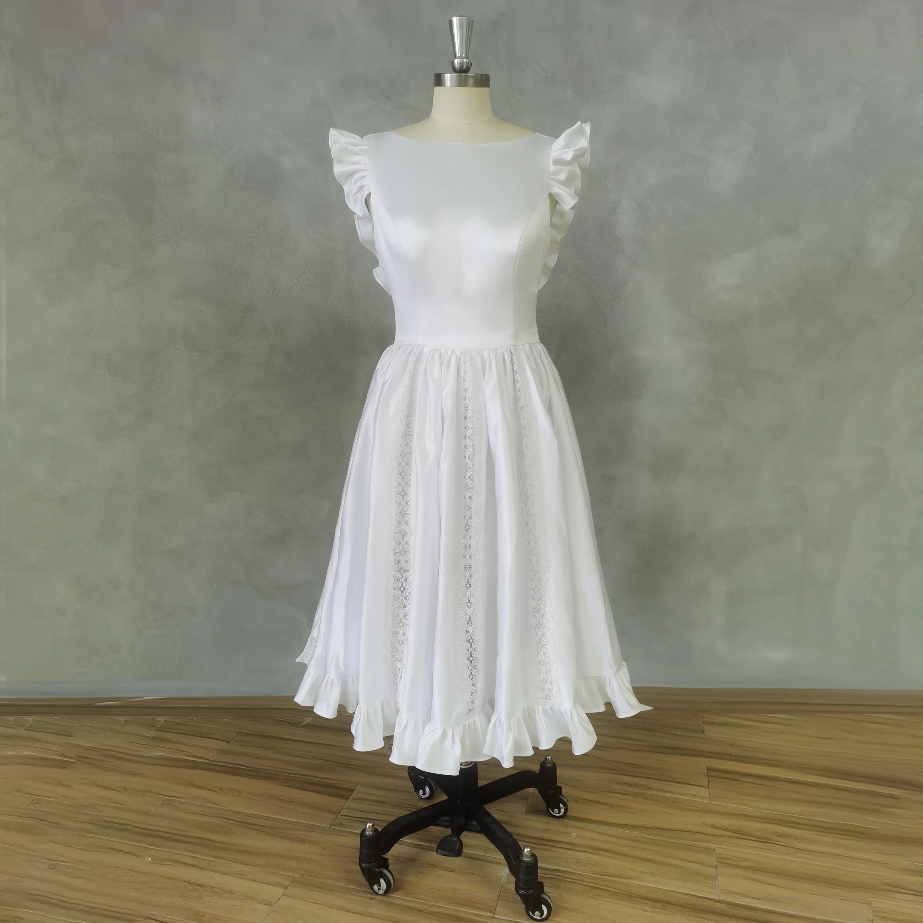 Атласное простое Короткое свадебное