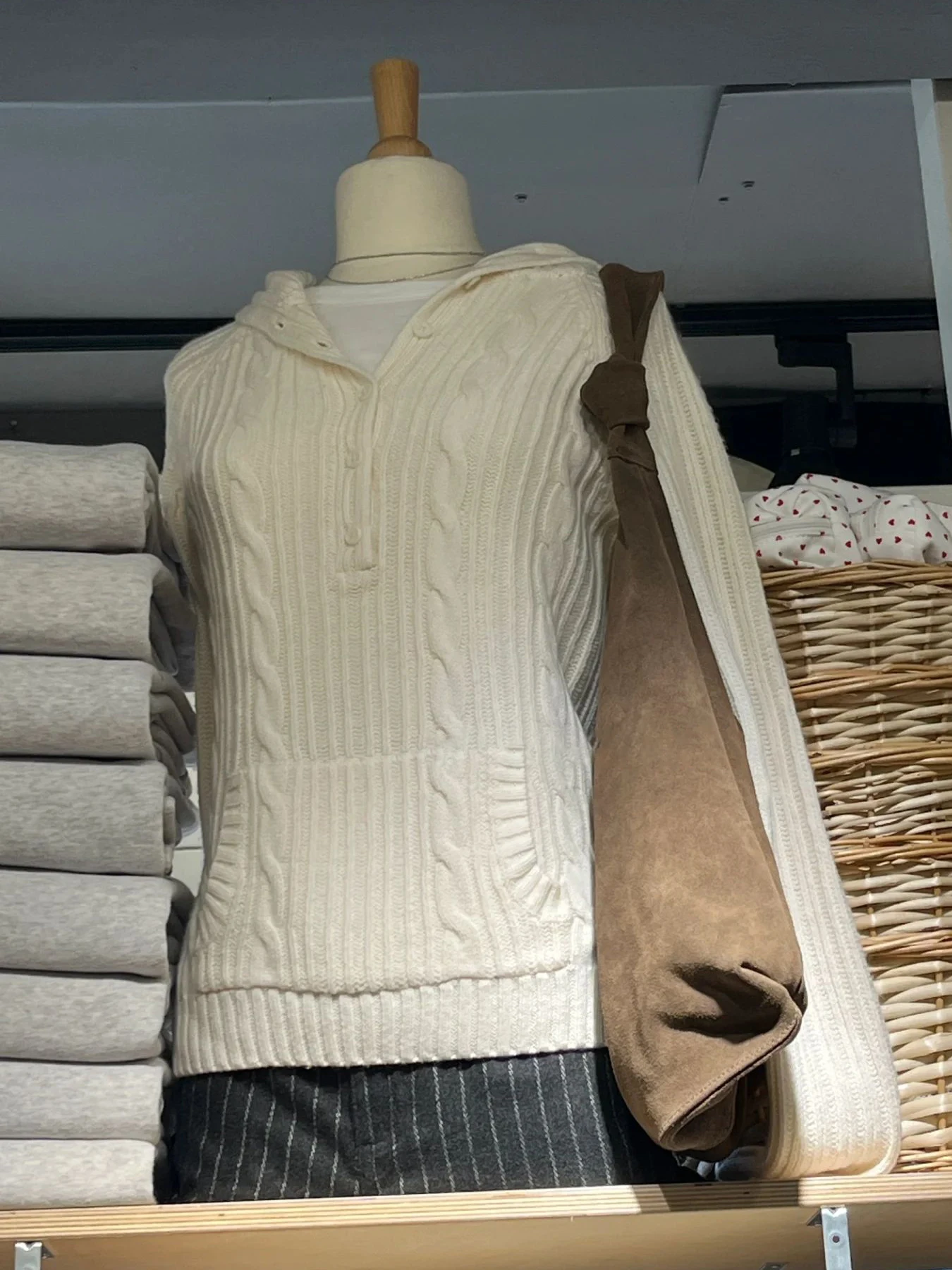 Женский полиэстеровый пуловер NameIsNotDefined бежевого цвета