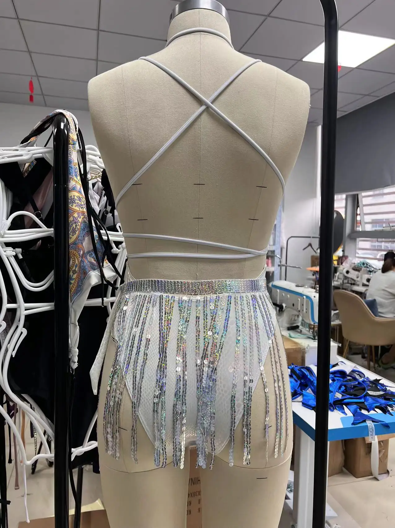 Женский слитный купальник с V-образным вырезом и открытой спиной