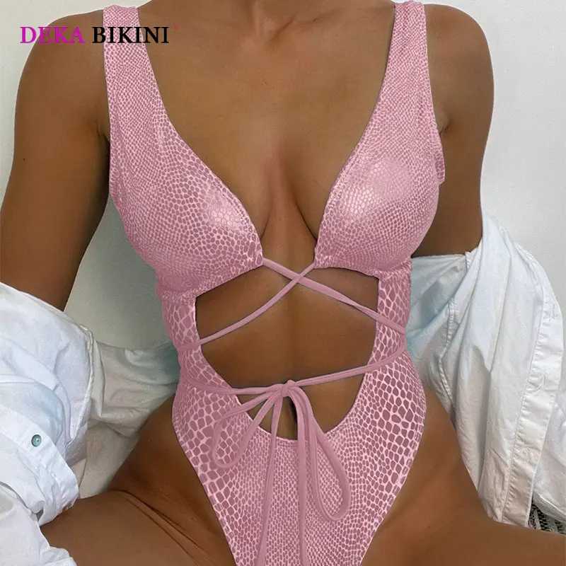 Женский слитный купальник с глубоким V-образным вырезом и открытой спиной