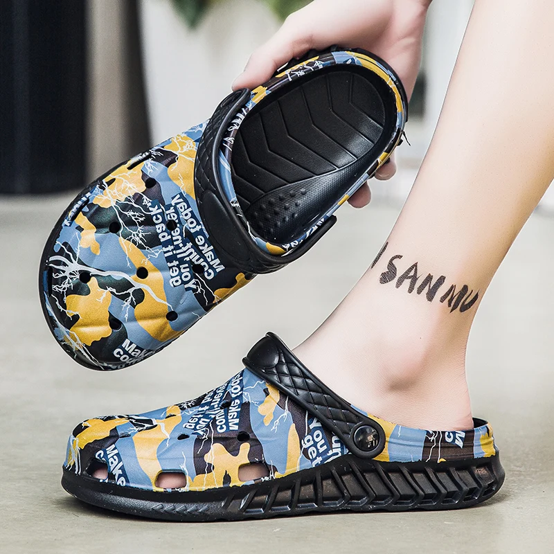 

Men Sandals Clogs Slides Hole Shoes Rubber Clogs for Men EVA Men Garden Shoes Black Men Slippers Zapatos De Hombre